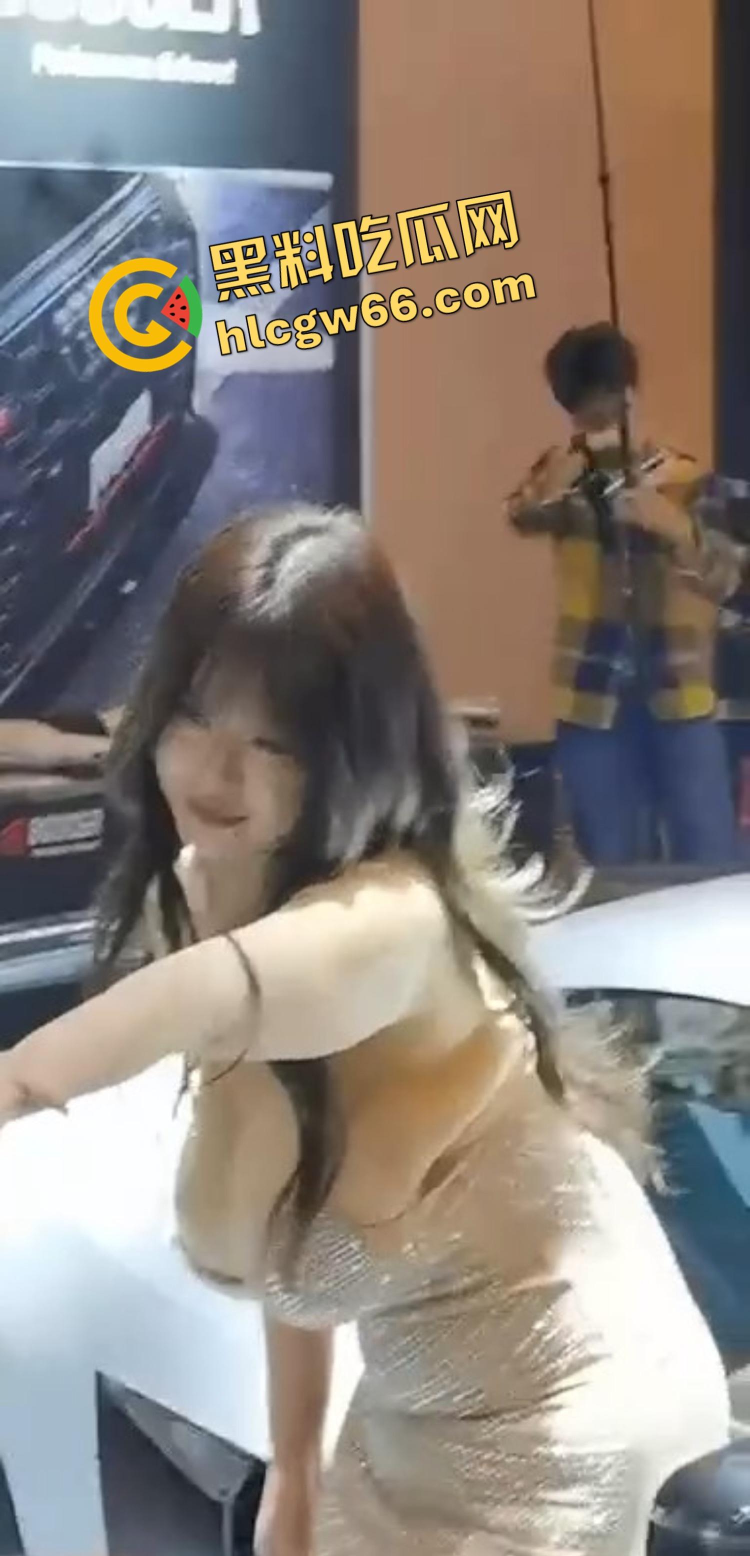 苏州车展车模露奶走光，中分吊带挂不住巨奶，奶头跑出来都不知道，骚样像等人来操！-6