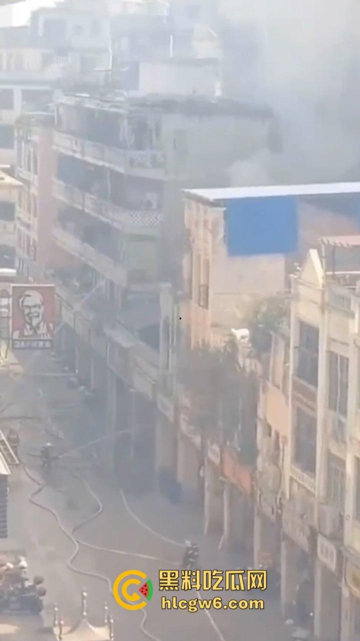 广西梧州老破旧民房突发大火！商铺楼房连串烧 现场黑烟弥漫 街口太窄进不去消防车也无奈-8