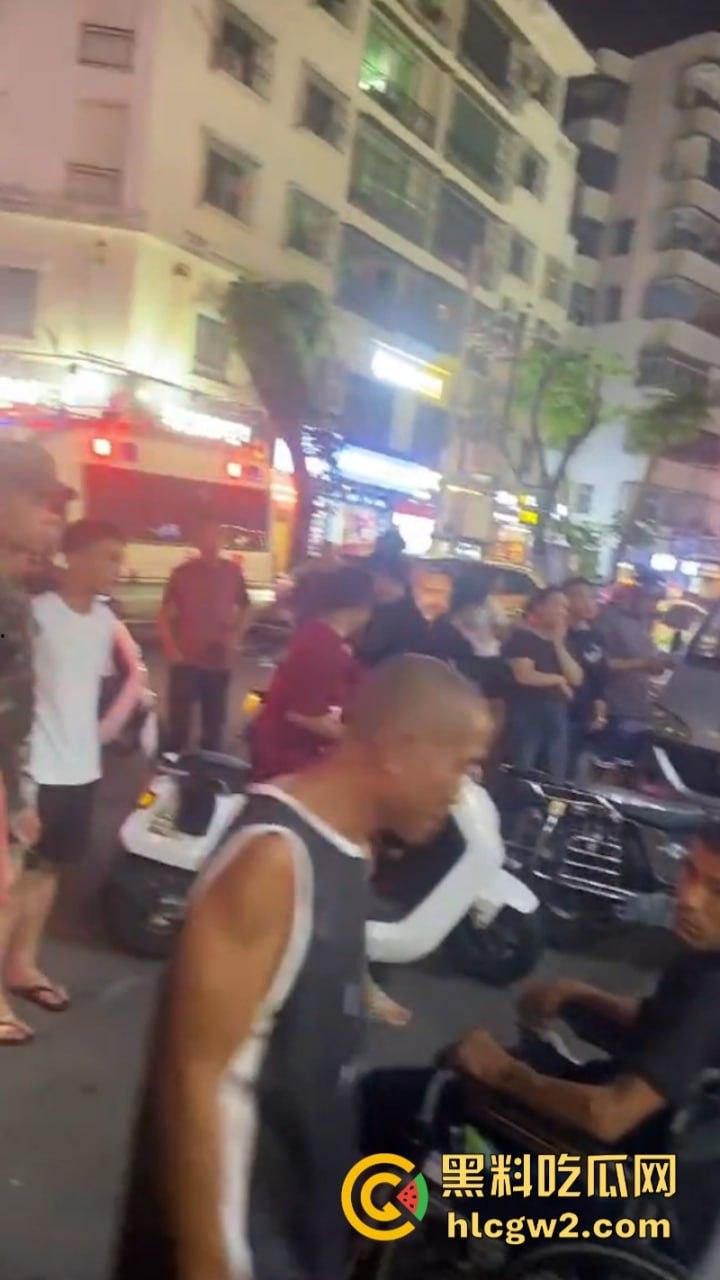 海南三亚商品街多名精神老哥抡棍火当街挥刀 案发现场视频流出 挂了一个？-6