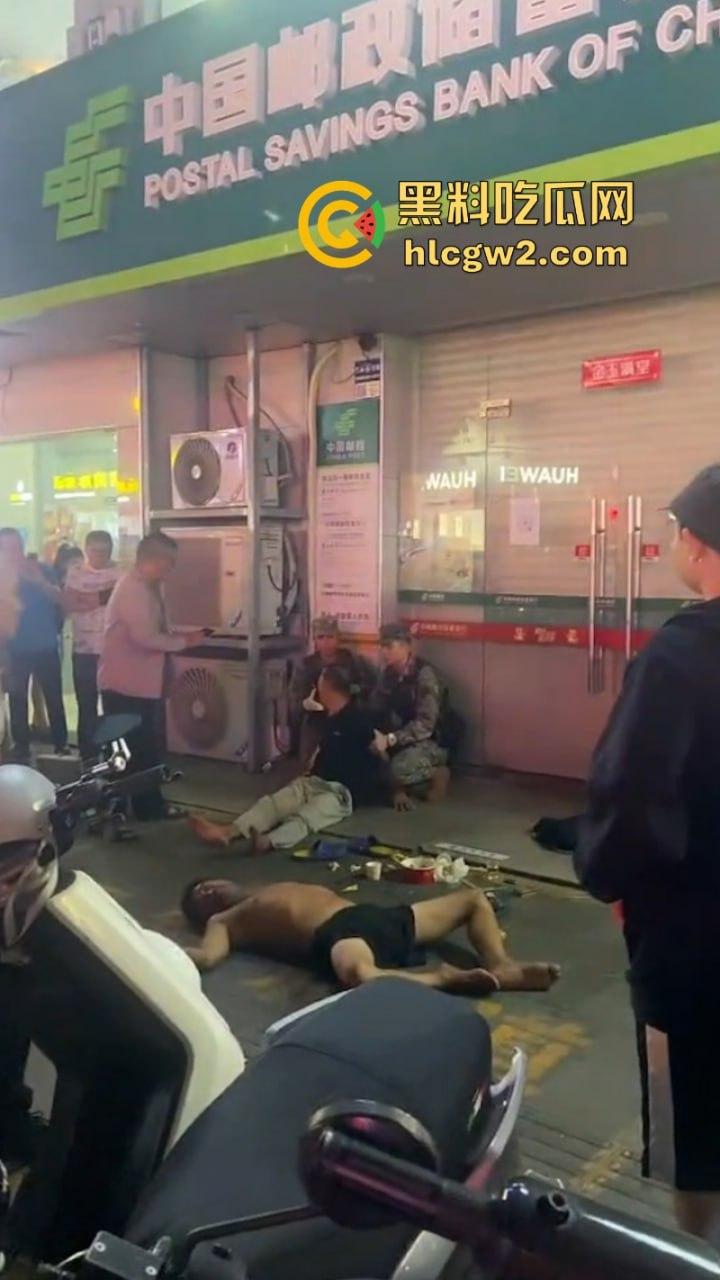 海南三亚商品街多名精神老哥抡棍火当街挥刀 案发现场视频流出 挂了一个？-7