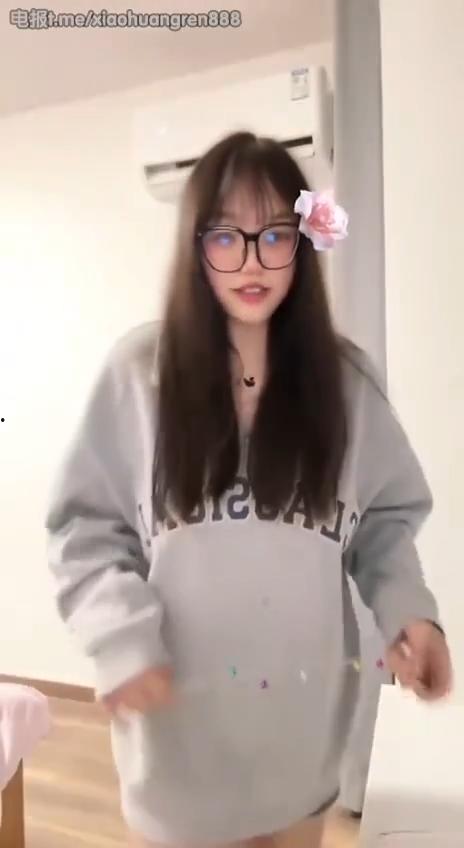 抖音高颜巨乳博主【小陆老师】，私密露点浴室自慰，抖胸乳夹捆绑样样精通，眼镜妹的反差骚劲真让人大跌眼界！-2