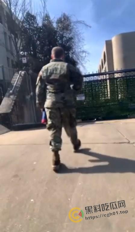 美国空军在以色列大使馆前自焚！临死前高呼不做种族灭绝的同谋 是英雄还是极端分子？-3