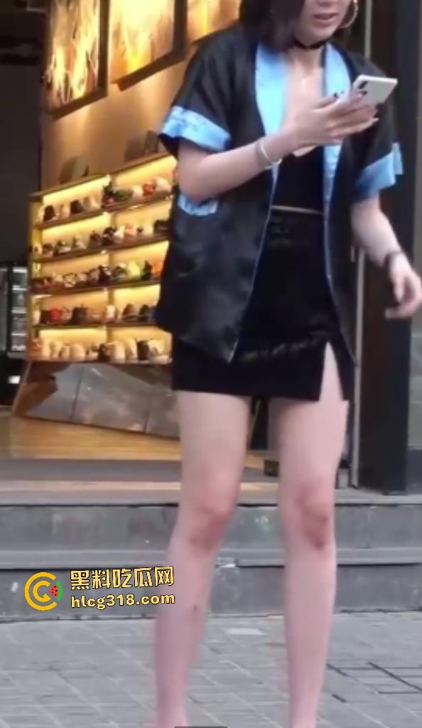 公司女高管【Viva姐】街头蹲下露逼夹跳蛋被偷拍，起身后走路步伐踉跄，应该是被金主遥控加大马力了！-1