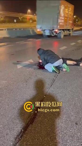 西安立交桥两男子醉酒骑摩托撞护栏，一男子爆头止血，没想到面包车又来补一刀！-13