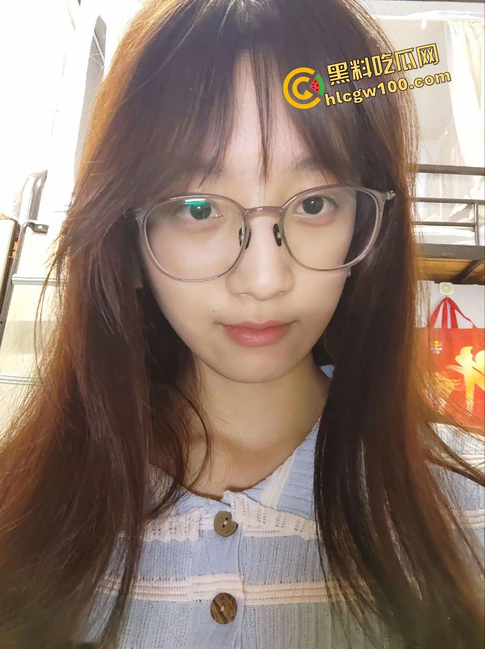 江苏南通大学眼镜妹反差婊【林惠婷】私下发骚床上抠逼，白浆粘液淫荡抠出！独家曝光流出！-4