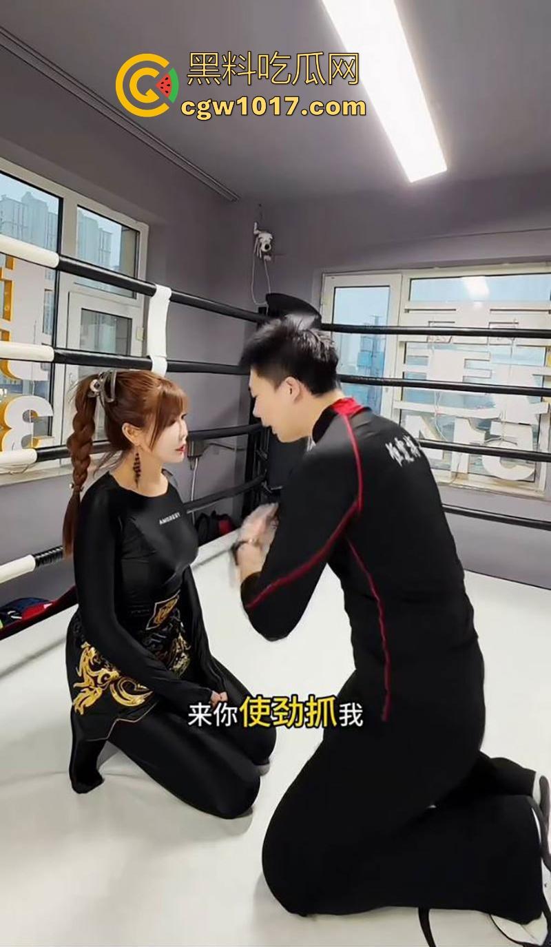 快手熟女网红【琨琨姐姐】裸聊视频曝光，气质人妻一对一裸聊，豹纹黑丝揉奶抠逼，极品熟女就是懂你！-4