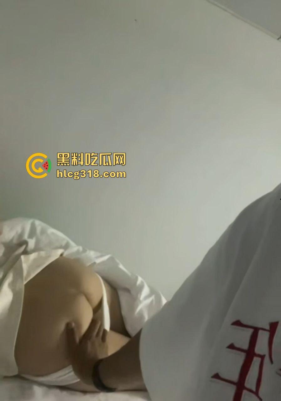 反差女友【刘依云】被男友偷拍抓屁股，正面操丰满奶子大，还害羞不敢露脸，实则骚逼！-2