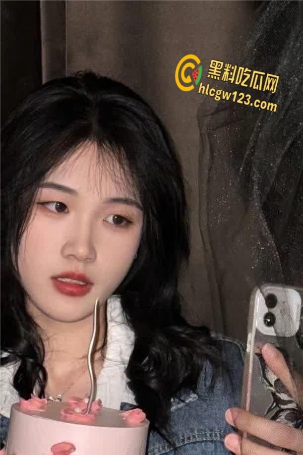 河北师大【刘暮冉】生日狂欢！宿舍自慰骚态尽显，酒店后入猛操最后颜射一脸!-1