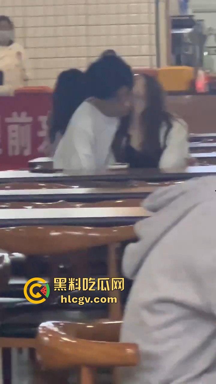 鸡公煲没来先抠逼！西安培华学院食堂大胆男女全程上演真人秀，吃瓜同学惊呆！-5