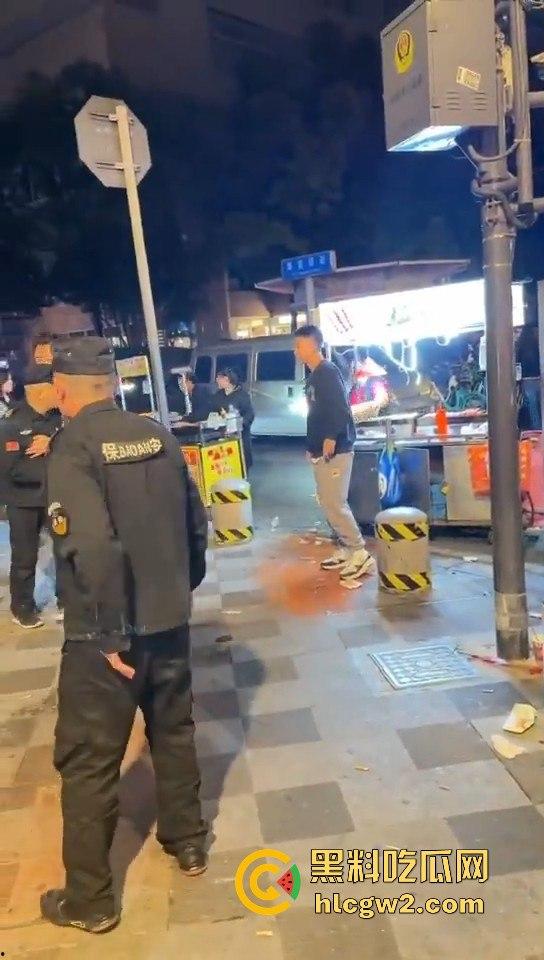 成都大妈和保安正面硬刚！保安制止摆摊，大妈不惯着，开水泼完再抡钢瓶，围观市民齐声叫好！-7