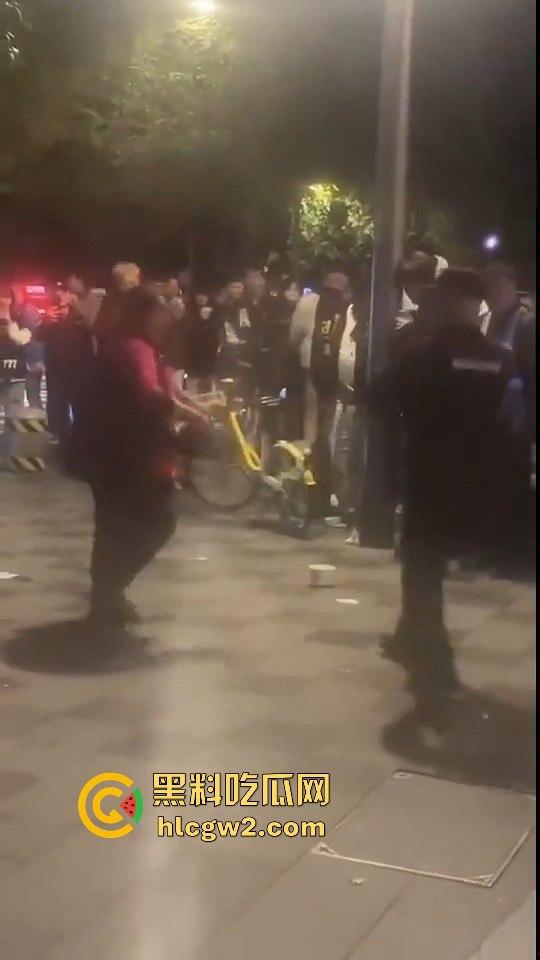 成都大妈和保安正面硬刚！保安制止摆摊，大妈不惯着，开水泼完再抡钢瓶，围观市民齐声叫好！-10