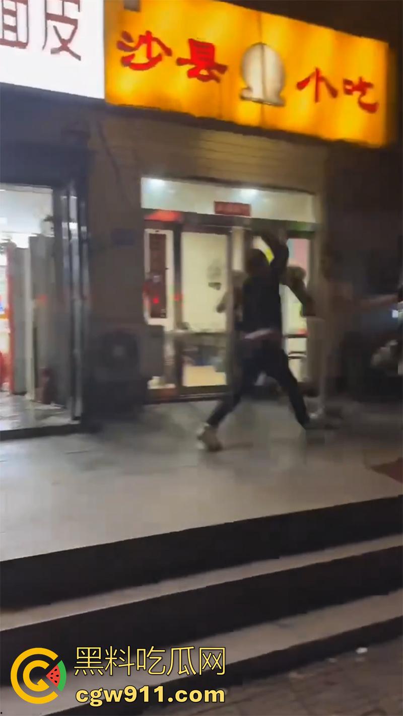 出轨的代价极度舒爽！河南许昌魏都区武陟砂锅店，男人发现老婆出轨后跟踪，用剪刀连捅老婆十几刀，谁敢指责就干谁！-3