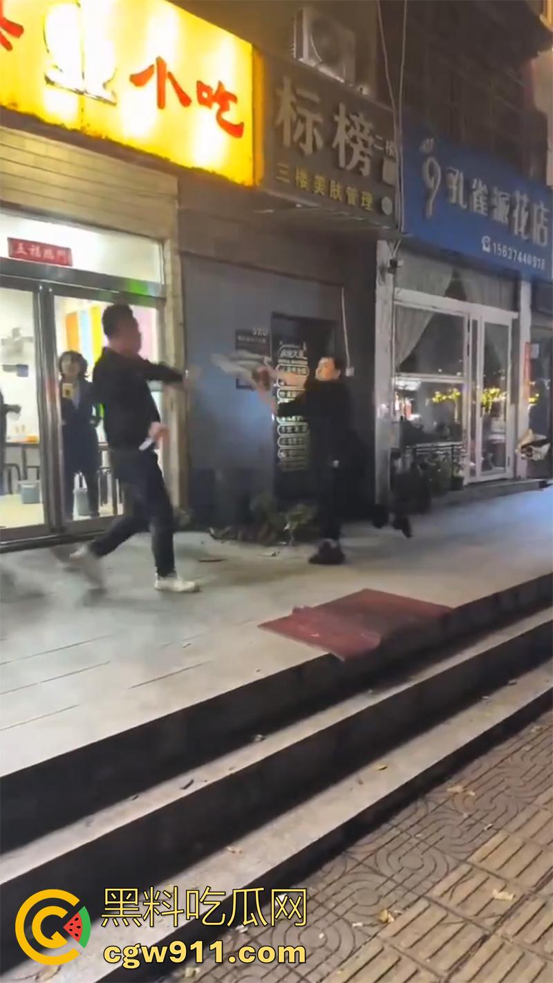 出轨的代价极度舒爽！河南许昌魏都区武陟砂锅店，男人发现老婆出轨后跟踪，用剪刀连捅老婆十几刀，谁敢指责就干谁！-6