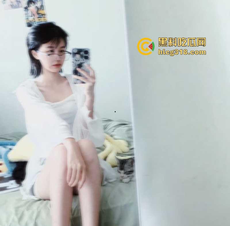 岭南师范学院【李雅琪】 与男友裸聊视频泄密，邻家学妹化身网调母狗，对镜自摸淫水横飞！-6