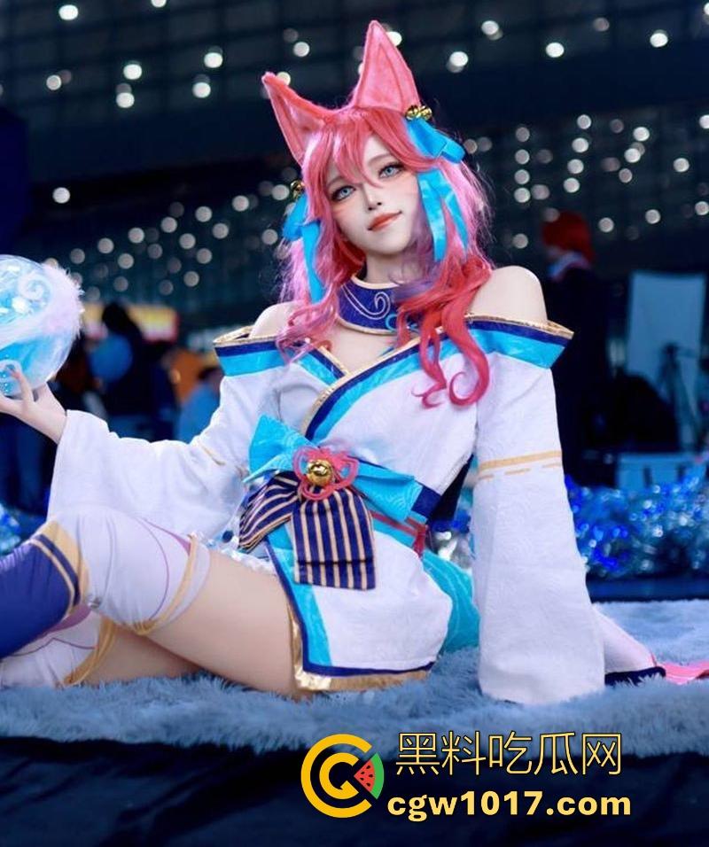 二次元coser少女【刘姿晴】被金主包养调教，清纯coser变淫荡母狗，姿势不停切换，狂操嫩穴叫声勾魂骚浪！-3