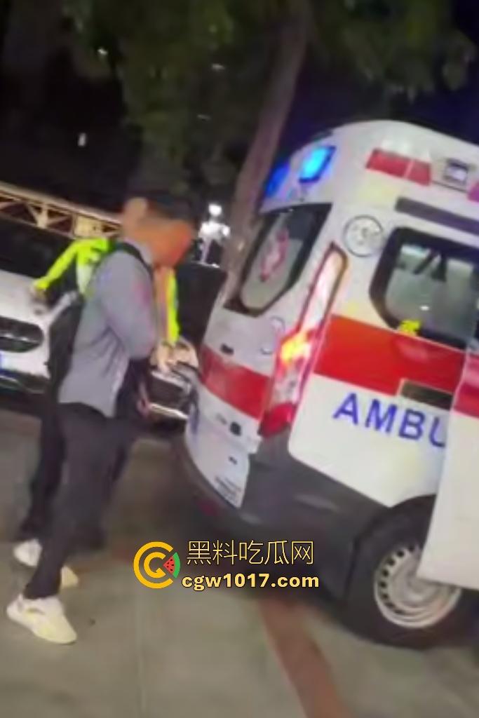 11月17日晚广东珠海拱北火车站突发持刀伤人事件，男子随机追砍路人多人受伤，保安联合警方制服嫌疑人！-7