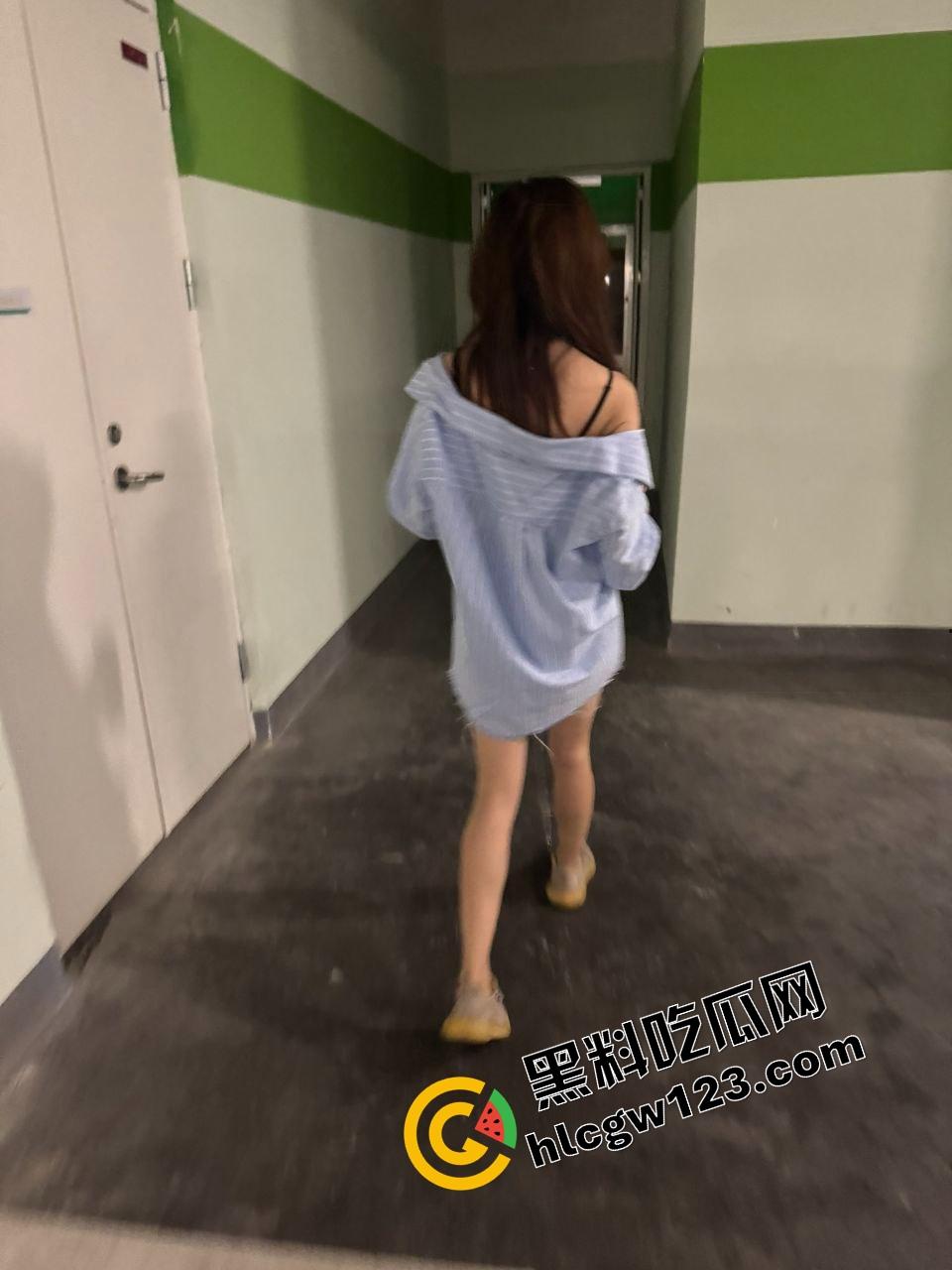 这身材配这黑丝，简直活色生香，反差骚女『吴天爱』掰腿摸逼，喷出来还舔着手指喊今晚不许戴套！-3