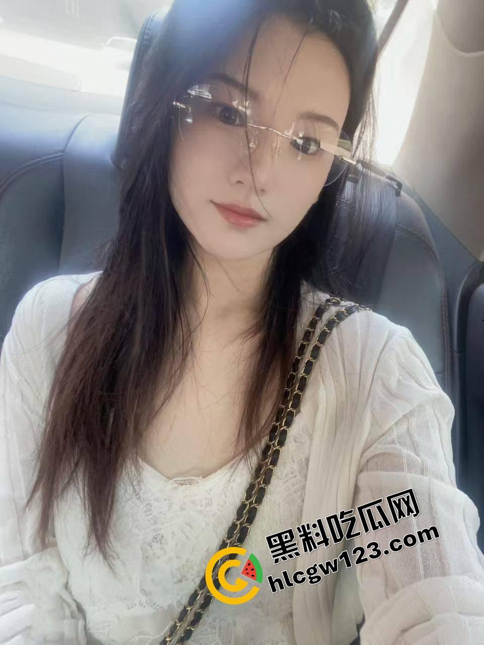 这身材配这黑丝，简直活色生香，反差骚女『吴天爱』掰腿摸逼，喷出来还舔着手指喊今晚不许戴套！-4