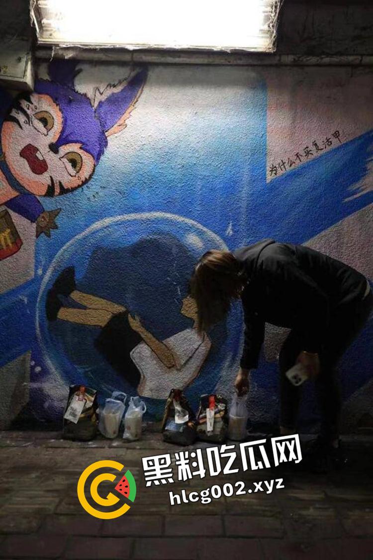 人神共愤！黄毛精神小伙偷吃胖猫贡品 微信群破口大骂毫无下限 现场视频-3