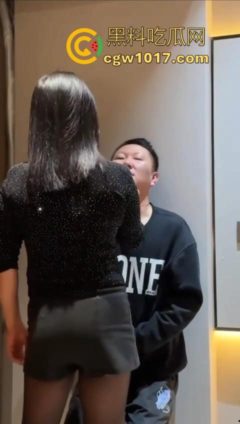 花钱买受虐？大哥特殊癖好曝光，狂砸大额让极品骚鸡骑脸抽他耳光，嘴巴肿成香肠还喊爽！-1