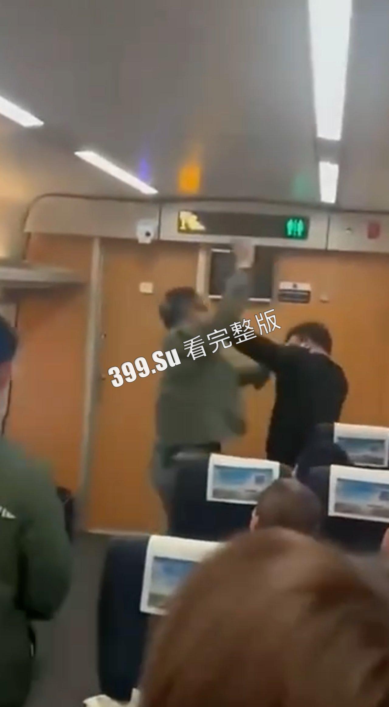 打架 互殴 解压   还是看女人打架养眼  扯头发扯胸罩  奶子一下就蹦出来了（五）-7