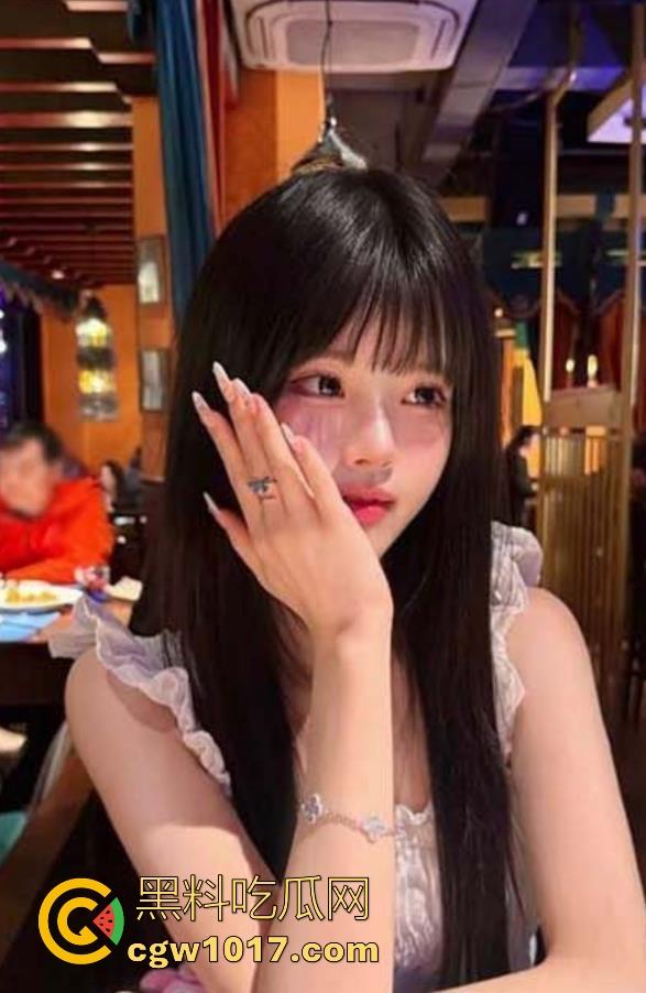 诱骗单纯女儿做爱，多姿势调教女儿嫩逼特写，扇耳光羞辱，我就知道她是个可以调教的抖M炮架！-3