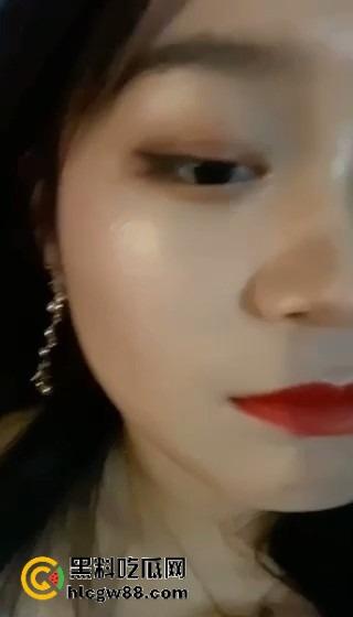 山大大二德语专业【康玟雯】清冷德语女神被炮友偷拍,烈焰红唇裹大鸡巴,小骚逼湿得一塌糊涂!-11