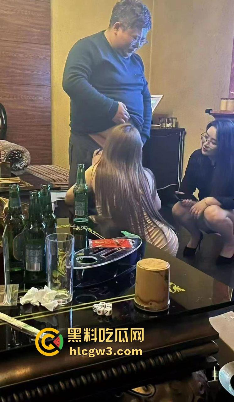 65岁绿地董事长『张玉良』KTV裸嗨,鸡巴细得像牙签骚女争抢舔,酒店女秘书被老头干到腿软精液满脸!-18