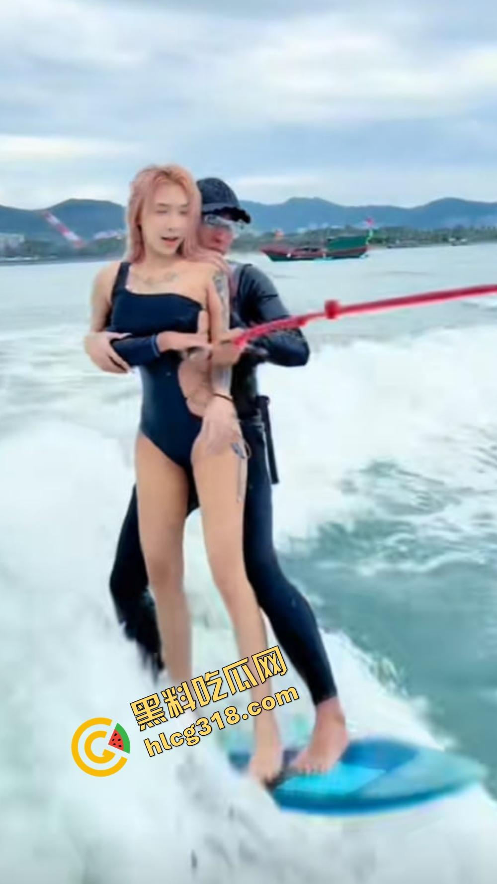 极品美女海边冲浪，比基尼裹不住大奶，教练见了直接支帐篷，裤裆顶出形状全场尴尬！-2