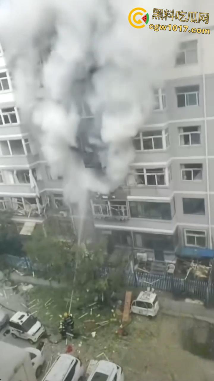 河北张家口钢鑫小区,突发惊天爆炸疑似燃气泄漏,爆炸冲击波震碎周边窗户玻璃,楼体墙面崩裂变形!-7