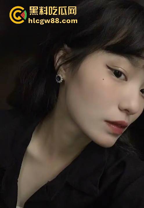 抖音厦门母狗【黄淮北】到处约炮聊骚居家狂热自慰 出去约炮时胸口的挂坠被实锤本人无疑！-4