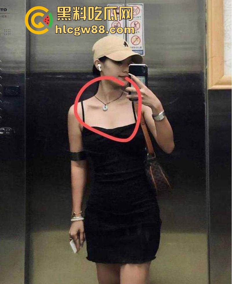 抖音厦门母狗【黄淮北】到处约炮聊骚居家狂热自慰 出去约炮时胸口的挂坠被实锤本人无疑！-10