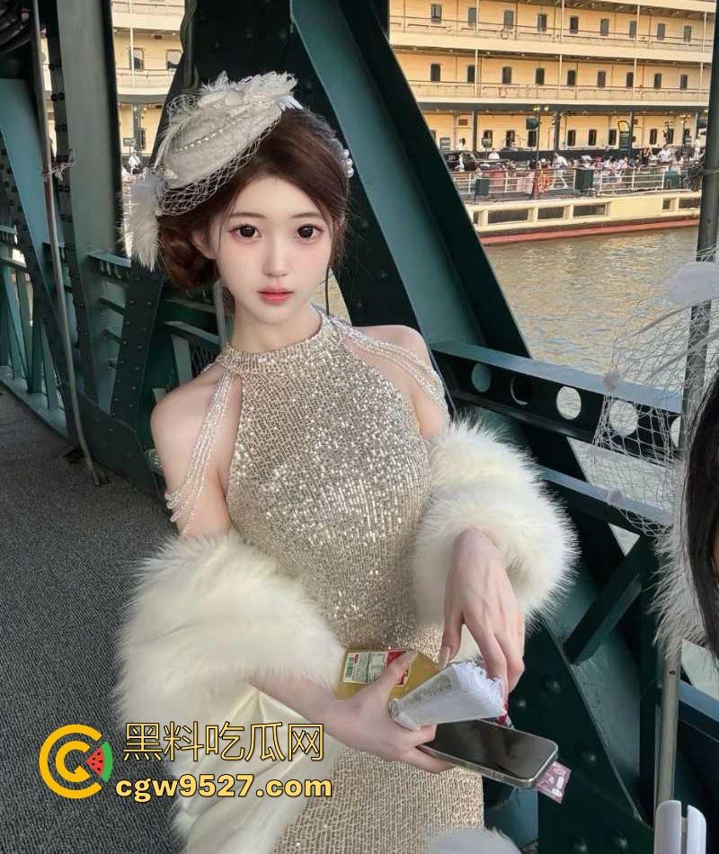 上海工商学院【刘亚雯】被金主爆操视频流出！情趣女仆装开档丝袜，后入狂野花式做爱，反差的极致魅惑！-2