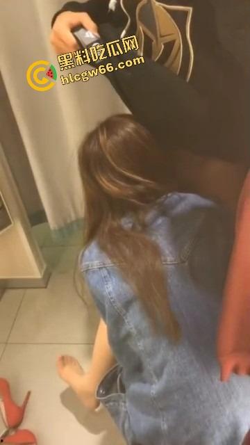 现在的小情侣是人干的事儿吗？HM试衣间直接开吃鸡，小嘴含着含着就口爆了，服了这代年轻人！-6