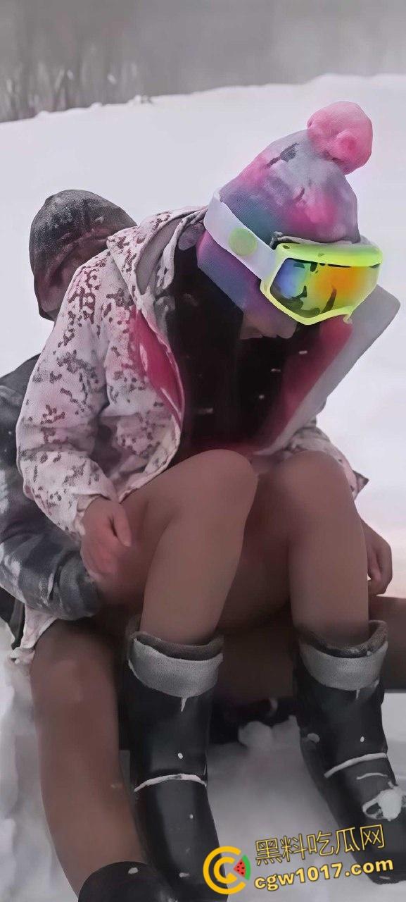 户外野战天花板,超雄情侣大冬天雪地激情做爱,还不忘变换各种姿势,这是真不怕冷啊!-3