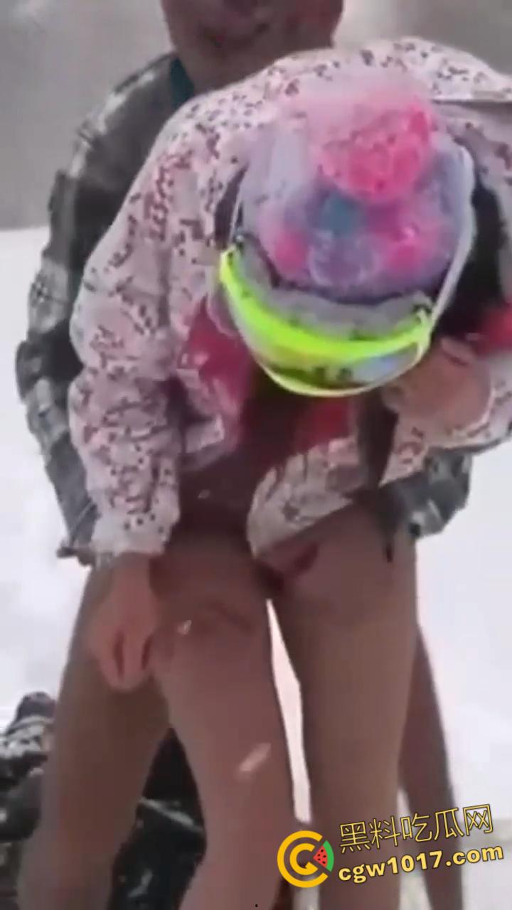 户外野战天花板,超雄情侣大冬天雪地激情做爱,还不忘变换各种姿势,这是真不怕冷啊!-7