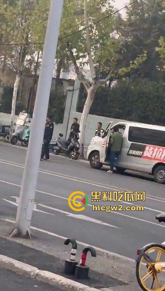 横惯了也有栽跟头的时候 合肥锦绣校区城管赶小贩 结果被小贩一刀放倒！-7