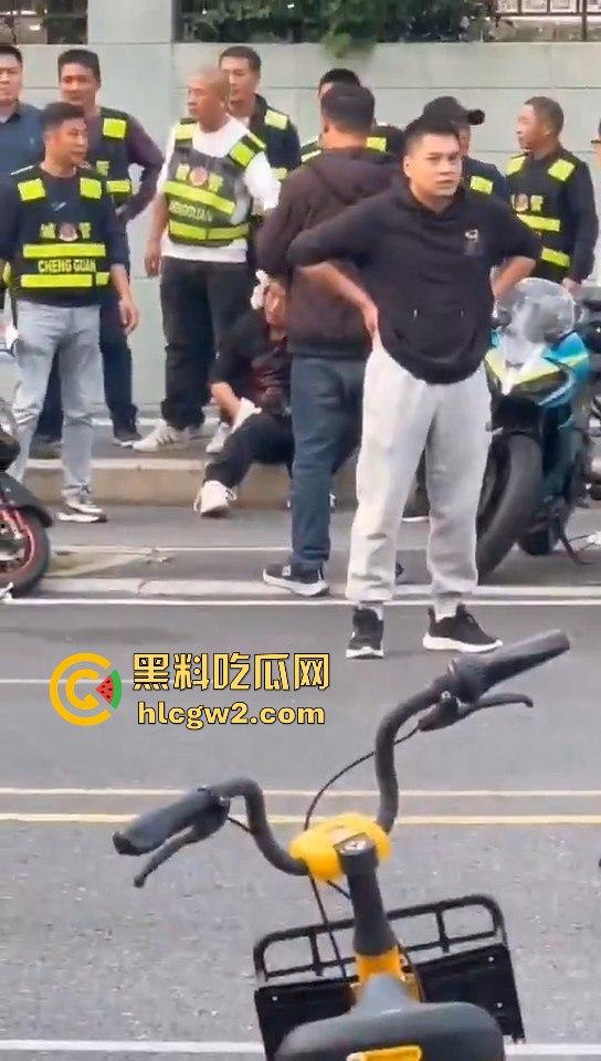 横惯了也有栽跟头的时候 合肥锦绣校区城管赶小贩 结果被小贩一刀放倒！-9