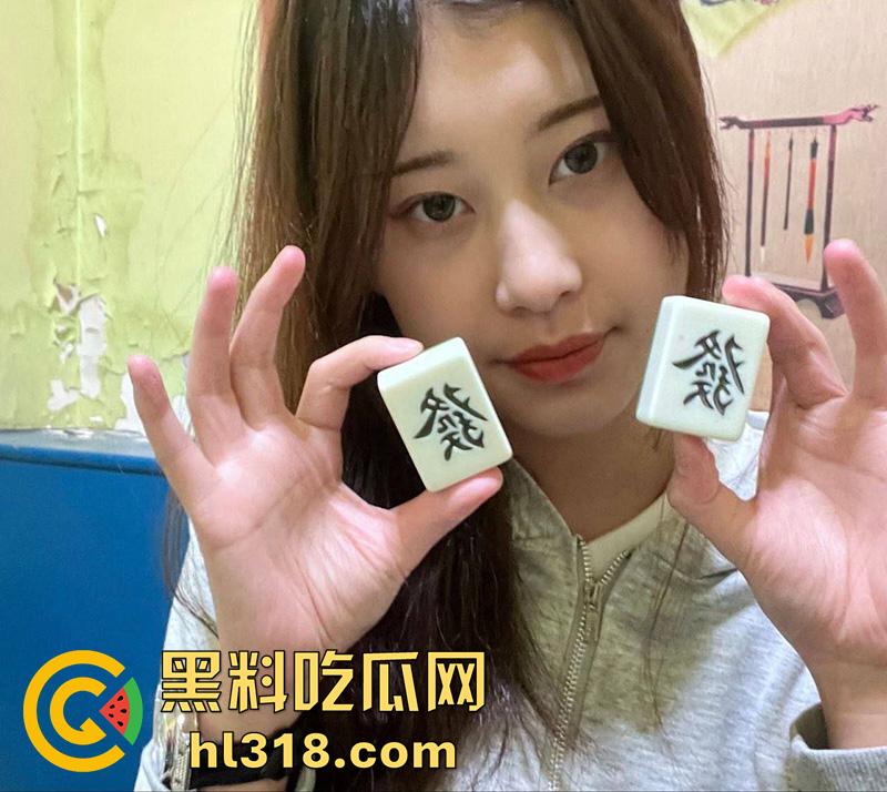 郑州师范学院王悦，模特身材性感御姐，表面高冷背地骚的一批，一边玩手机麻将，一边被男友操，做爱视频曝光！-1