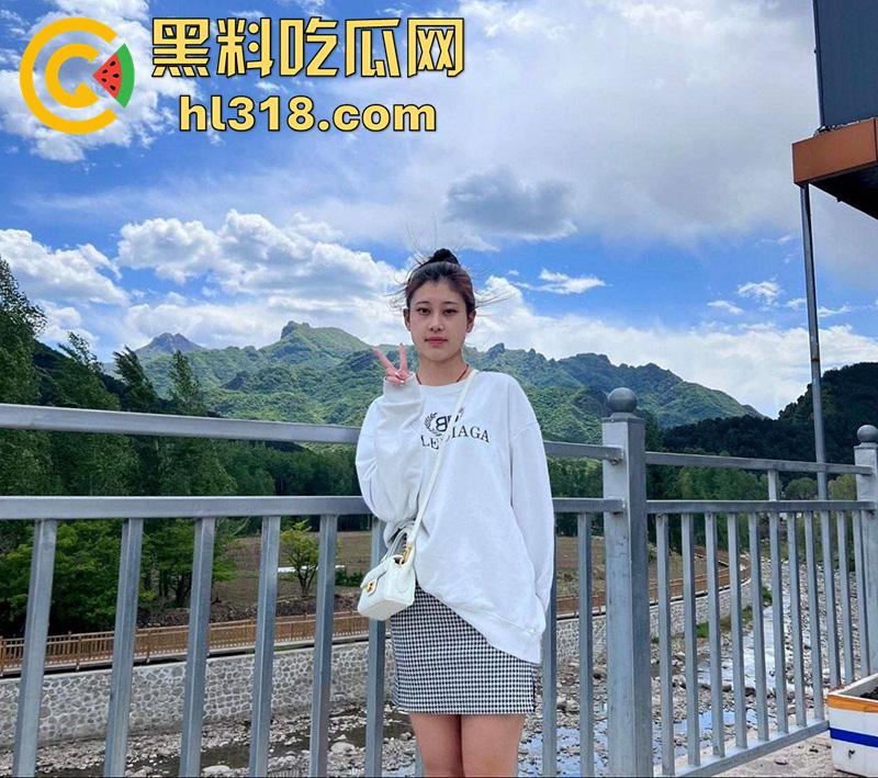 郑州师范学院王悦，模特身材性感御姐，表面高冷背地骚的一批，一边玩手机麻将，一边被男友操，做爱视频曝光！-4