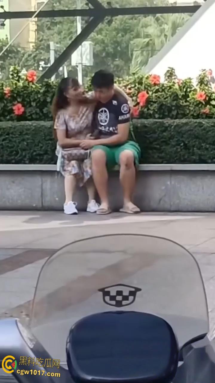 小伙爱上年龄比他妈还大的富婆！老阿姨化身小女生，在路边撒娇强吻小伙，顺便偷偷掏鸡摸屌占便宜！-7