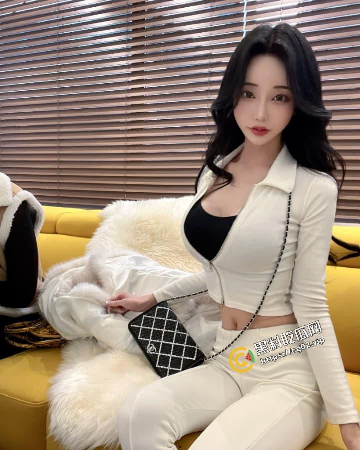 推特 韩国TS网黄 爆改款共车和壮男搞4P淫趴 轮流无套内射 比男演员的都大  快去泰国阉了吧-4