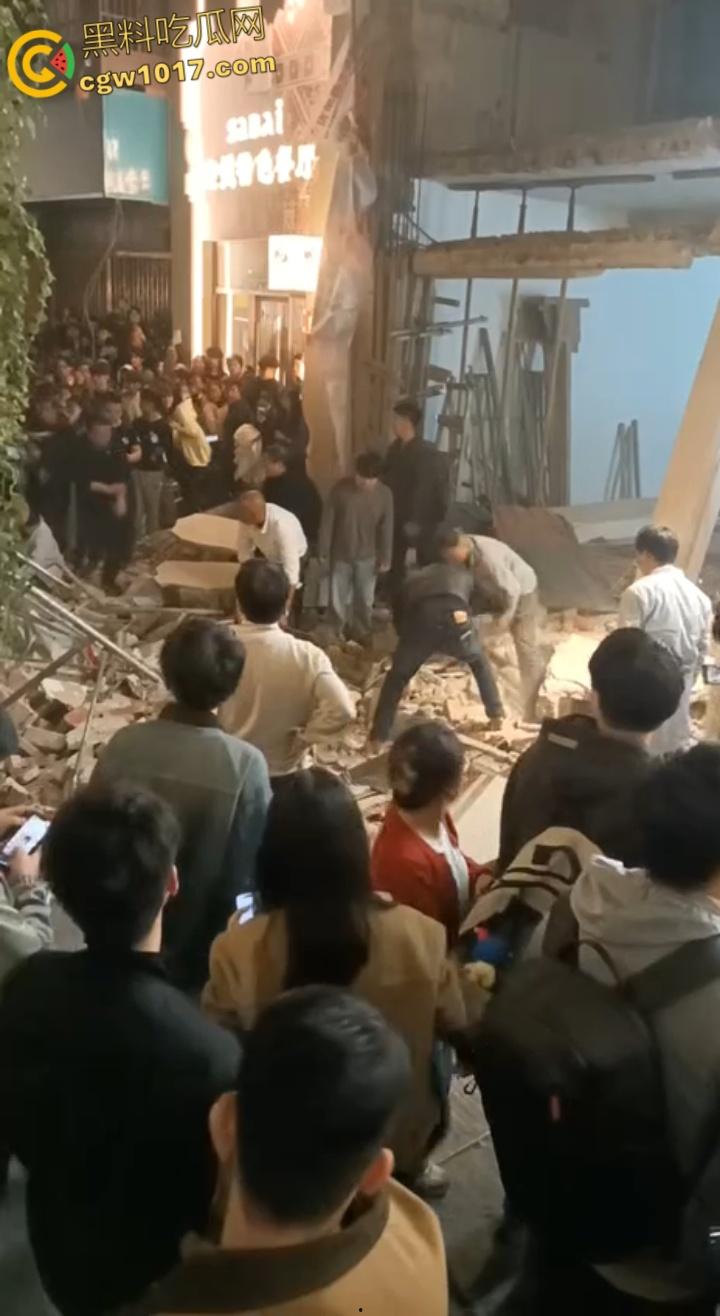 长沙潮宗街一家店面白天热火朝天装修,晚上却突然墙体崩塌,巨石压倒路过行人,路人纷纷挖土救人!-6