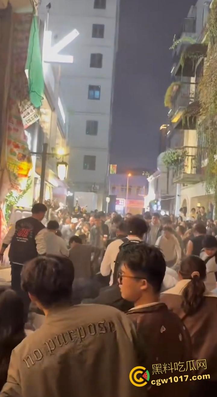 长沙潮宗街一家店面白天热火朝天装修,晚上却突然墙体崩塌,巨石压倒路过行人,路人纷纷挖土救人!-7