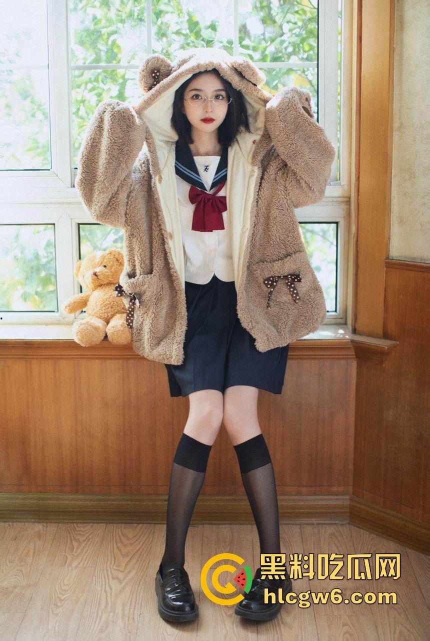 推特颜值妹子【劳小白】私拍性感写真流出，少萝清纯脸奶狗身俘获了一大批粉丝！-3