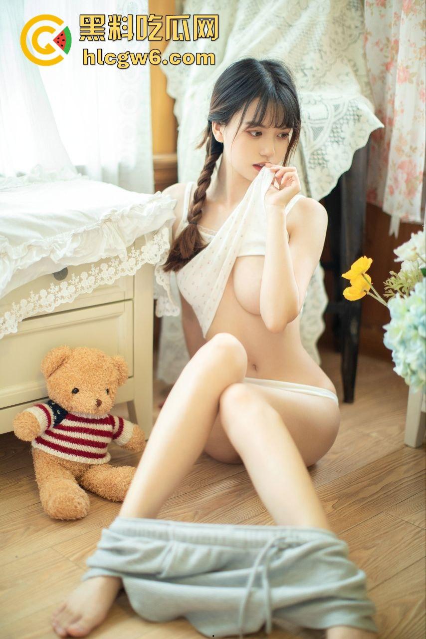 推特颜值妹子【劳小白】私拍性感写真流出，少萝清纯脸奶狗身俘获了一大批粉丝！-6