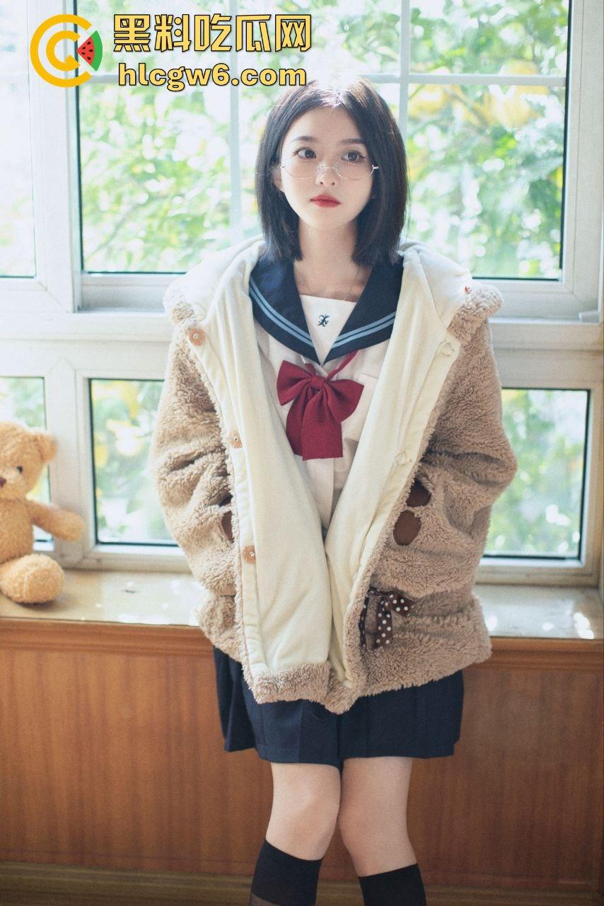 推特颜值妹子【劳小白】私拍性感写真流出，少萝清纯脸奶狗身俘获了一大批粉丝！-9