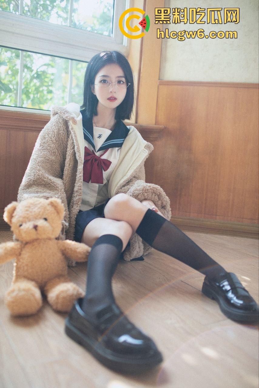 推特颜值妹子【劳小白】私拍性感写真流出，少萝清纯脸奶狗身俘获了一大批粉丝！-14