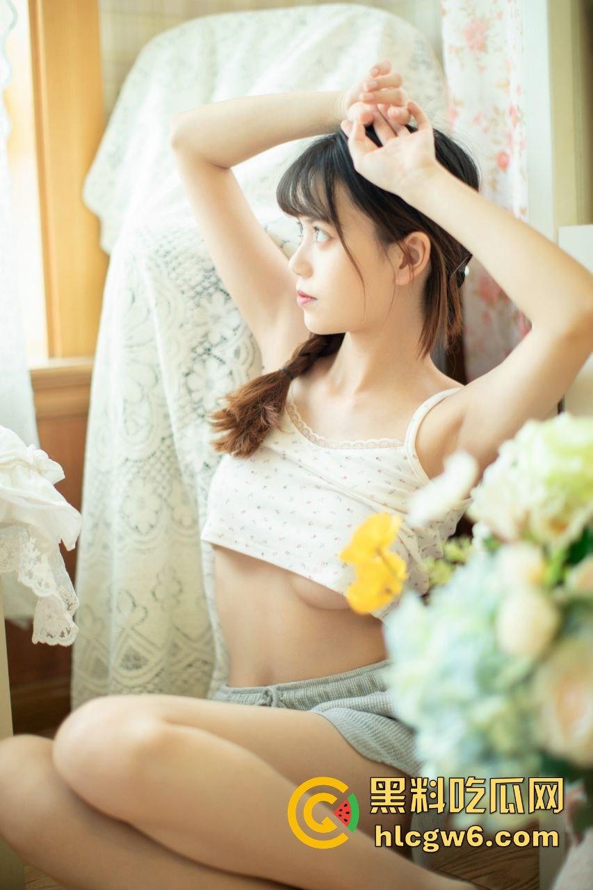 推特颜值妹子【劳小白】私拍性感写真流出，少萝清纯脸奶狗身俘获了一大批粉丝！-24