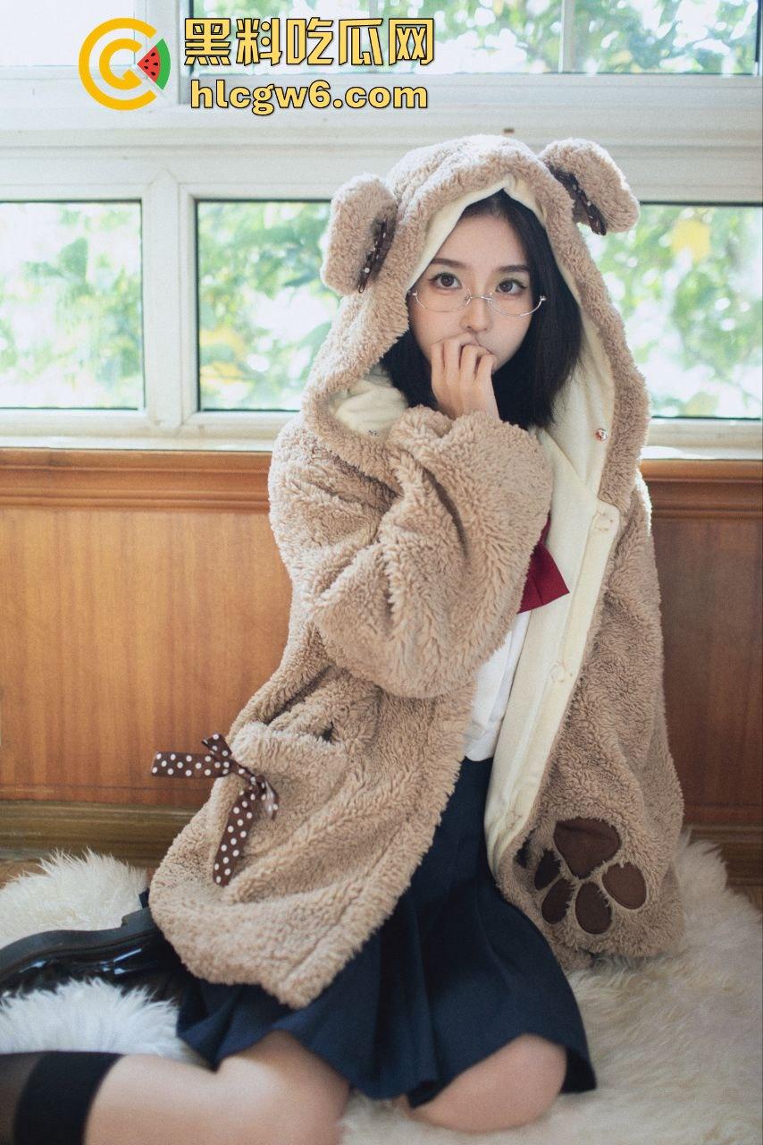 推特颜值妹子【劳小白】私拍性感写真流出，少萝清纯脸奶狗身俘获了一大批粉丝！-25